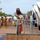Una mujer lava algunos platos en Maradi, Níger, en una imagen de archivo