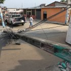 Tes postes de luz cayeron al piso en una cooperativa de Pascuales.