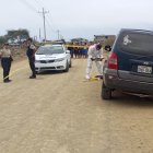 El carro de la víctima quedó a un costado del cuerpo en la ruta.