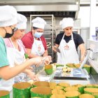 Muestra. En el taller se elaboran pan de pascua.