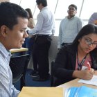 Demanda. Un joven postula a una vacante en una reciente feria laboral.