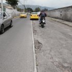 Para sortear los baches los conductores invaden la vía que fue reparada.