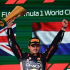 Verstappen levantando su trofeo # 17 de la temporada, aún cuando ya es campeón mundial desde hace un mes.