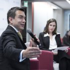 El presidente electo, Daniel Noboa, habla junto a la presidenta y directora ejecutiva de The Interamerican Dialogue, Rebecca Bill Chavez, durante una conferencia ofrecida en Washington.