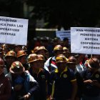 Mineros marchan contra restricciones a explotación de oro en áreas protegidas en Bolivia, este lunes 6 de noviembre de 2023, en La Paz (Bolivia).