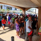 Personas hacen fila para adquirir productos en una tienda de autoservicio hoy, tras el paso del huracán Otis en el balneario de Acapulco, en el estado de Guerrero (México).