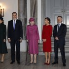 El príncipe heredero de Dinamarca, Federico, su esposa, Mary Donaldson y la reina Margarita de Dinamarca reciben a los reyes de España, Felipe y Letizia.