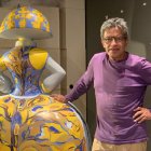 Artista Miguel Betancourt junto a su obra