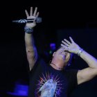 Foto de Archivo. Carlos Vives interpretando "Ella es mi fiesta"