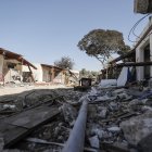 Un soldado camina por una calle del kibutz Kfar Aza, esta comunidad situada a tan solo tres kilómetros de la frontera con Gaza sufrió la perdida de mas de 100 de sus habitantes en el ataque terrorista de Hamas, del que hoy se cumple el primer mes.