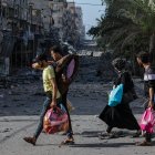 Varios residentes fueron registrados este lunes, 6 de noviembre, al evacuar a pie la ciudad de Gaza, en medio de las operaciones militares de Israel contra el grupo terrorista palestino Hamás.