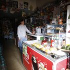 Un cliente compra en una tienda donde no hay energía en Quito (Ecuador), en una fotografía de archivo.