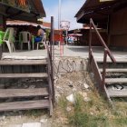 Esas son las escaleras que se han colocado al pie de la playa. Detrás de ellas se observa el muro roto.