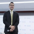 El presidente electo de Ecuador, Daniel Noboa, saluda hoy, a su llegada a una conferencia en el centro de pensamiento The Interamerican Dialogue, en Washington (EE.UU.).