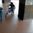 Acción. El robo frente al malecón quedó grabado por cámaras de seguridad.