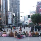Mineros cooperativistas bloquean hoy varios barrios de la ciudad de La Paz (Bolivia).