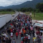 Fotografía tomada con un drone que muestra cientos de migrantes que avanzan en caravana este martes 7 de noviembre de 2023 en el municipio de Huixtla en el estado de Chiapas (México).