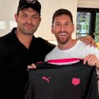 Lio Messi con la   camiseta del Team Krü de Agüero.