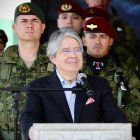 El presidente saliente duplicó el tiempo de protección e incluyó a su esposa y a la del vicepresidente, Alfredo Borrero.