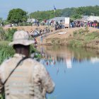 Un militar dominicano hace vigilancia en el borde del río Masacre, frontera natural con Haití, en Dajabón (República Dominicana).