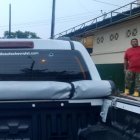 Las autoridades investigan a quién pertenece esta camioneta que fue baleada.