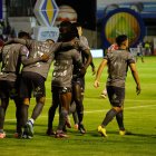 El festejo de Paolo Guerrero con sus compañeros en el Bellavista de Ambato, dos goles hizo el peruano.