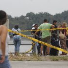 Familiares, policías y bomberos estaban en la orilla pendientes del traslado del menor a tierra firme.