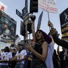 Miembros y partidarios de la Federación Estadounidense de Artistas de Radio y Televisión (SAG-AFTRA) fueron registrados este miércoles, 8 de noviembre, al protestar frente a la sede de Netflix, en Los Ángeles, (California, EE.UU.).