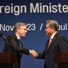El secretario de Estado de Estados Unidos, Antony Blinken (izq), y el ministro de Asuntos Exteriores de Corea del Sur, Park Jin, se estrechan la mano después de una conferencia de prensa conjunta en Seúl.