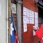 Santiago. Un simpatizante de la ultraderecha que pegan volantes.