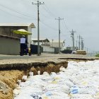Solución. Los trabajadores de las camaroneras han colocado sacos de arena
