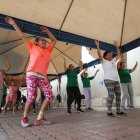 Un grupo de adultos mayores participa de un taller de baile en el centro del IESS ubicado en la ciudadela Huancavilca, en el sur de Guayaquil.
