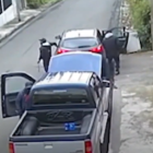 Cinco personas desmantelaron el vehículo.