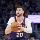 El basquetbolista bosnio, aunque no fue el mayor encestador, si dio el punto definitivo para el 116-115 de los Suns.