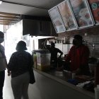 Corte.- Los negocios se ven afectados por la falta de energía eléctrica.