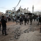 Palestinos inspeccionan una zona dañada dentro del campo de refugiados de Yenin tras una incursión israelí el 9 de noviembre de 2023.