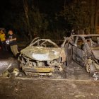 Coches destrozados por bombardeos en una localidad de la región de Donetsk.