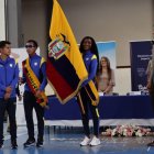 Kiara Rodríguez y Jimmy Caicedo recibiendo el portaestandarte como abanderados de Ecuador en los Juegos Parapanamericanos