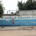 Fachada. La institución luce desatendida debido a la falta de uso de su infraestructura. Padres harán limpieza.