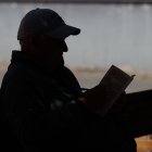 19/04/2023 12:23 (UTC)
Crédito:
EFE
Fuente:
EFE
Autor:
JUAN CARLOS HIDALGO
Temática:
Ciencia y tecnología » Ciencias (general)
Asuntos sociales » Asuntos sociales (general)
Asuntos sociales » Gente » Tercera edad
Fotografía de archivo de un hombre que lee un libro en un banco de un parque madrileño