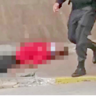 La foto que circula en redes muestra el cuerpo del afiliado en el exterior del Hospital de Babahoyo, del IESS.