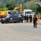 Militares y personal policial especializado en explosivos acudieron a las dependencias de la Prefectura atacadas.