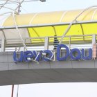 1. Estructuras. La publicidad del ‘Nuevo Daule’ está incompleta, una de las letras se desprendió.