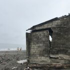 Cuarteadas. Varias viviendas están cuarteadas por los golpes de las olas. Delia pasa por una de estas casas.