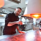 Es el primer chef en estrenar la cocina del Mercedes-Benz Gourmet Experience.