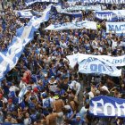 HINCHAS DE EMELEC SALEN DEL CENTRO DE CONVENCIONES SIMÓN BOLIVAR HACIA EL ESTADIO ALBERTO SPENCER. 29 DE ENERO DEL 2017. GUAYAQUIL-ECUADOR.