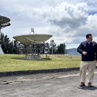 Un oficial de Leviathan Space Industries junto al director de maestrías de la UTPL, durante un recorrido.