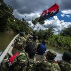 Chocó. Miembros del ELN navegan por el río San Juan.