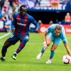 Raphael Dwamena disputando un balón en su época como jugador del Zaragoza.