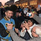 Novak Djokovic y la aceptación del pública en su llegada a Italia. Puede dejar de ser # 1 si los resultados no se le dan.